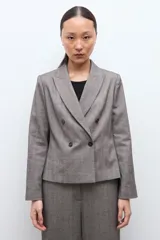 Blazer de corte sastre con doble botonadura frontal, solapas clásicas y estructura entallada, confeccionado en tejido de color beige melange.
