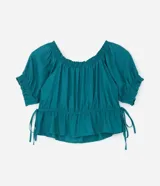 Blusa color verde azulado con escote bardot, mangas cortas abullonadas con elástico y cintura con lazo ajustable.