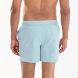 Short de baño de seersucker color celeste con finas rayas blancas, cintura elástica con cordón de ajuste blanco y bolsillos laterales.