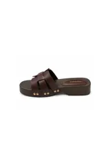 Sandalias tipo zueco marca Paddock, color marrón, con suela plana de plataforma baja, tira ancha en el empeine decorada con tachas doradas laterales.