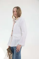 Chaqueta de lino marrón con cuello mao en contraste negro, cierre frontal con botones y hombreras.