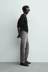 Pantalón de jean corte slim fit, color gris con efecto lavado. Presenta diseño de cinco bolsillos, cierre frontal con cremallera y botón, y tejido elástico.