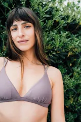 Top de bikini triángulo color visón con breteles finos cruzados en la espalda y gancho trasero ajustable. Incluye copas desmontables.