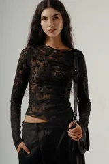 Top de manga larga ajustado, color negro, confeccionado en tejido de encaje con patrón floral.