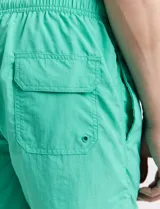 Short de baño verde agua.