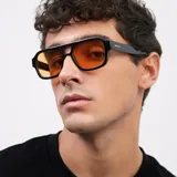 Lentes de sol de aviador oversize con montura negra y lentes color naranja. Protección UV400.