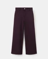 Jeans de corte wide leg y tiro medio, color bordó, con diseño de pernera ancha y terminación sin dobladillo en el bajo.