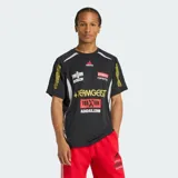 Camiseta de manga corta Adidas Teamgeist de color negro, con cuello redondo y diseño gráfico con estampas y patrocinadores deportivos en el pecho y las mangas. Presenta detalles en blanco y gris en los laterales.