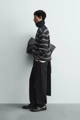 Jersey de punto con acabado cepillado, cuello redondo y manga larga. Presenta un corte boxy fit con terminaciones en rib.