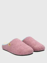 Pantuflas de fieltro color rosado con interior de piel sintética, borde en color celeste y suela de goma negra. Incluye etiqueta de marca en el lateral.