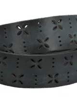 Cinturón de cuero negro con diseño de perforaciones florales en toda la superficie. Cuenta con hebilla metálica en tono plata envejecida y presilla con el logo de la marca grabado.