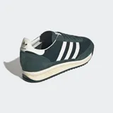 Championes Adidas SL 72 RS de estilo retro, color verde oscuro con las icónicas tres tiras laterales en blanco. Presentan una combinación de tejido de punto y refuerzos de gamuza, con mediasuela en tono crema y suela de goma dentada.