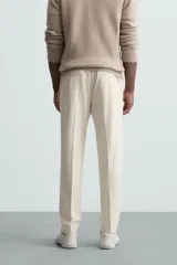 Pantalón regular fit color negro de tejido con viscosa, con cintura elástica ajustable con cordón, bolsillos frontales y traseros.