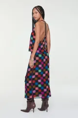 Falda midi cruzada de viscosa con estampado geométrico multicolor, abertura frontal y cinturón incorporado con ojales metálicos.