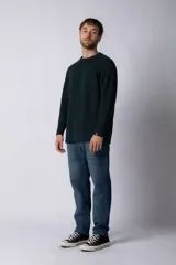 Sweater negro de tejido grueso con cuello redondo y corte relajado.