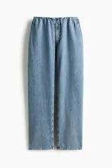 Pantalón oversized en denim de algodón rígido, con elástico revestido en la cintura, cierre con botón y bolsillos laterales discretos. Presenta un corte con piernas de diseño curvo y volumen.