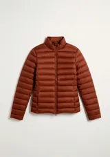 Campera puffer de diseño acolchado con cierre frontal y cuello alto, en color marrón.