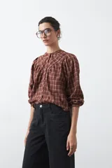 Jean de corte amplio y tiro medio, con diseño de costuras verticales frontales y bolsillos laterales tipo parche. Presenta un acabado en tono azul clásico.