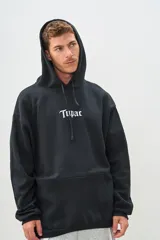 Canguro negro con capucha y estampado de Tupac en la espalda.