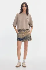 Remera cropped de algodón con efecto lavado, cuello redondo, mangas cortas y bordado "PASTICHE" en el pecho.