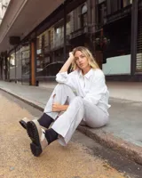 Botas de caña media color negro, con puntera redondeada y suela track.