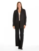 Blazer de corte largo confeccionado en tejido símil gamuza con textura aterciopelada. Presenta cuello con solapas, frente abierto sin botones y dos bolsillos de parche frontales.