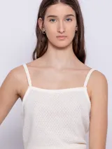 Top sin mangas de tela texturada color verde lima, con tirantes finos y escote cuadrado con detalle de terminación festoneada.