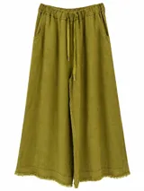 Pantalón ancho verde militar de lino, de corte holgado, con cintura elástica con cordón ajustable y detalle de flecos en el ruedo.