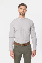 Camisa de manga larga a cuadros pequeños en tonos celeste y blanco, con bolsillo en el pecho y cuello abotonado. Corte slim fit hasta talle XL, a partir de XL classic fit.