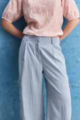 Pantalón cargo celeste de tiro alto y pierna amplia, con bolsillos laterales y bolsillos cargo con tapa.