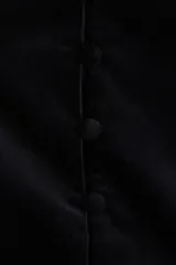 Chaqueta de terciopelo de algodón con cuello mao, cierre frontal con botones forrados, mangas largas abullonadas y detalle de peplum con vuelo en la cintura.