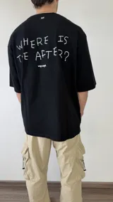 Remera oversize color beige, con cuello redondo, mangas cortas y pequeño estampado en el pecho con el texto "vcp cnpt.".
