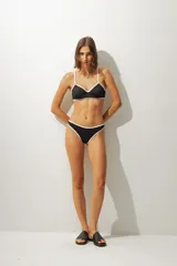 Bikini inferior color negro con ribete blanco.