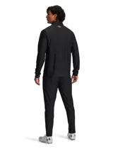 Conjunto deportivo Under Armour Challenger compuesto por una chaqueta con cierre frontal y un pantalón de corte ajustado. Ambas piezas son de color negro con detalles en blanco, confeccionadas en tejido de punto ligero y transpirable con tecnología de secado rápido.