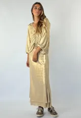 Conjunto plateado brillante de top con breteles finos y pollera larga con efecto mojado.