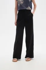 Pantalon de lino de corte recto y tiro alto, con bolsillos laterales.