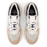 Championes urbanos New Balance modelo 5740, color beige con detalles en blanco, gris y azul, confeccionados en gamuza y malla, con logo "N" característico en los laterales y entresuela ENCAP.