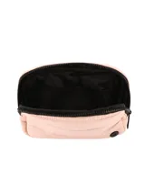 Riñonera unisex de tela acolchada color verde militar, con compartimento principal y bolsillo frontal con cierre, y correa ajustable negra.