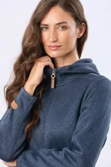 Campera de felpa con cierre frontal, capucha y detalle de parche de cuero sintético en la manga.