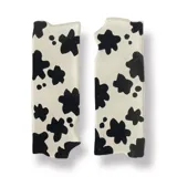 Par de aros colgantes con forma rectangular y diseño de vaca en blanco y negro.
