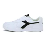 Championes casuales de mujer Diadora modelo Scrum, color blanco con el logo lateral en negro. Diseño de caña baja con cordones y suela de goma.