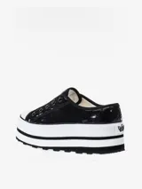 Zapatilla slipper negra cubierta de lentejuelas, con plataforma blanca de 6 cm de altura.