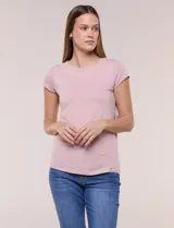 Remera básica blanca de manga corta, con calce al cuerpo, cuello redondo y frente forrado en doble tela.
