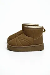 Pantubota de caña baja en color marrón oscuro, confeccionada en material tipo gamuza con costuras acolchadas decorativas. Cuenta con interior forrado en piel sintética y suela de plataforma dentada al tono.