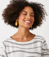 Blusa t-shirt de viscolino con estampado abstracto, escote redondo y mangas cortas.