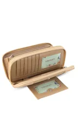 Billetera larga de diseño combinado en tonos terracota y beige, confeccionada en material sintético con textura tipo gamuza y lisa. Cuenta con cierre perimetral, solapa frontal con broche a presión y visor para documentos, además de múltiples compartimentos internos para tarjetas, billetes y monedero con cierre.