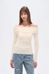 Top de manga larga confeccionado en viscosa, con diseño ajustado al cuerpo y escote recto tipo hombros caídos.