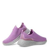 Championes Umbro de estilo slip-on, confeccionados en tejido de punto transpirable color lila. Presentan un diseño sin cordones con suela de goma blanca y logo de la marca aplicado en el lateral.