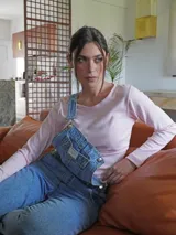 Remera manga larga color verde seco, de corte recto y cuello redondo.