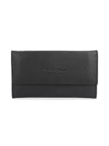 Billetera rectangular de cuero negro con textura granulada y cierre de solapa frontal con broche a presión. Presenta el logo de la marca grabado en el centro.